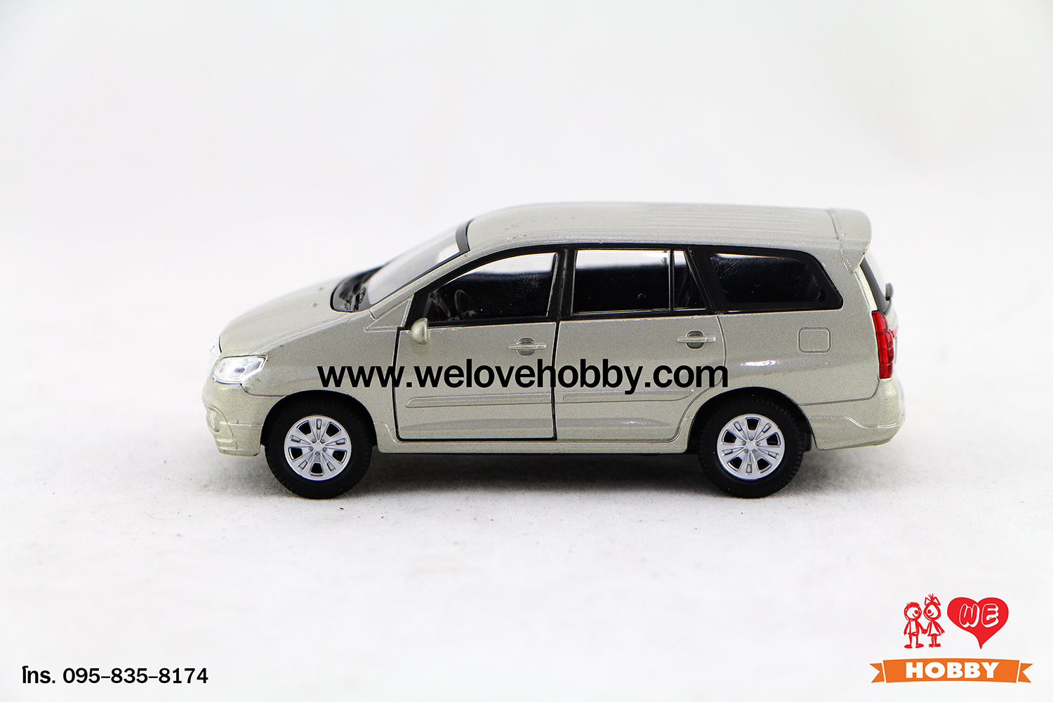 โมเดลรถ Toyota Innova สีบรอนซ์ทอง Scale 1:34-1:39