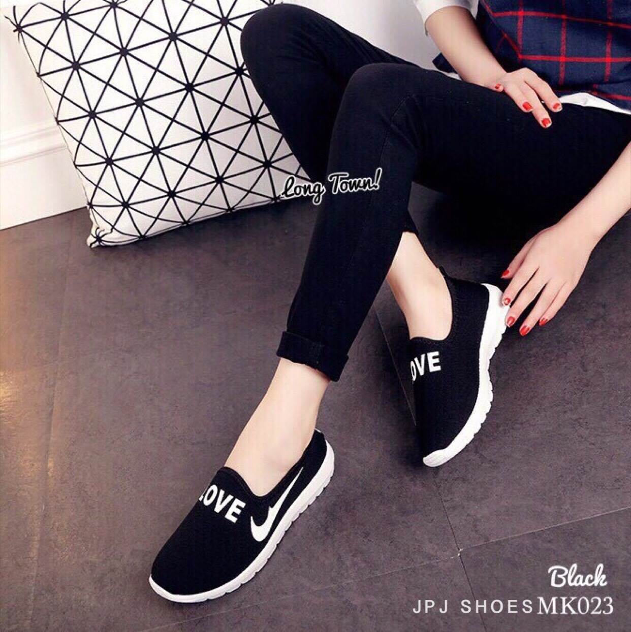 รองเท้าผ้าใบสไตล์ Nike Slip On (สีดำ)
