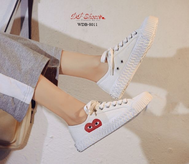 รองเท้าผ้าใบแคนวาสแต่งลายหัวใจ (สีขาว)