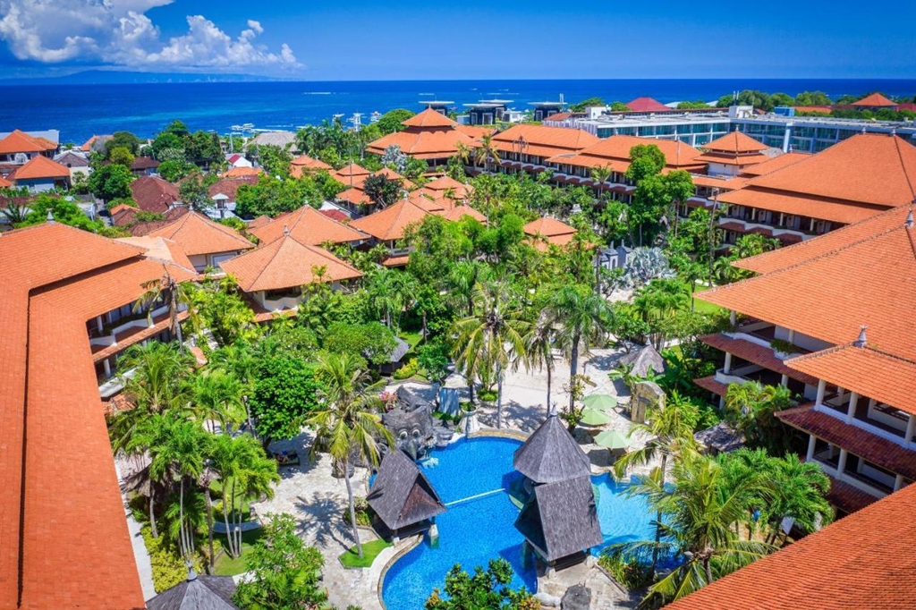 ขายโรงแรมหรู ระดับ 4 ดาว ขนาด 256 ห้อง ใกล้หาดสุรินทร์ ภูเก็ต เพียง 150 เมตร