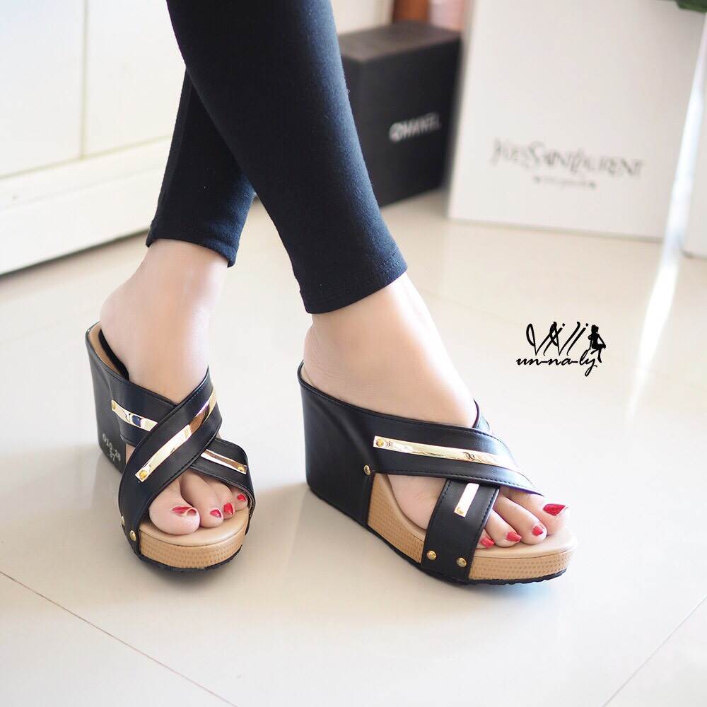 รองเท้าส้นเตารีดหน้าไข้วแต่งทอง (สีครีม)