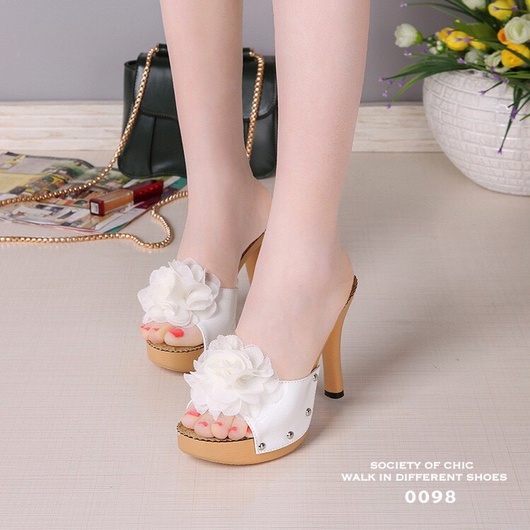 รองเท้าส้นสูงเปิดส้นแต่งดอกไม้ (สีขาว)
