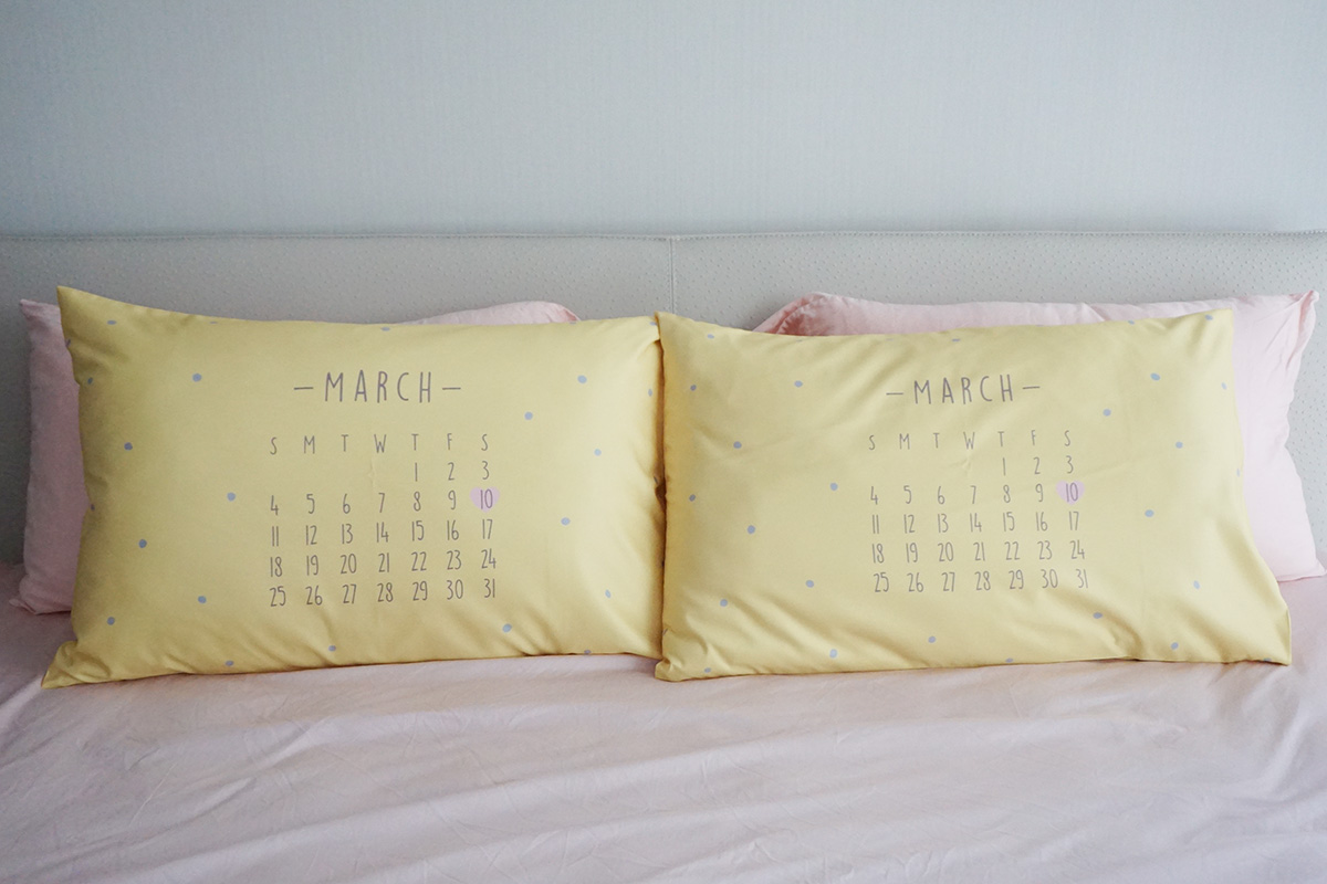 ปลอกหมอนหนุนคู่ พิมพ์ลายเต็มผืน ลาย Calendar 2018 - Yellow