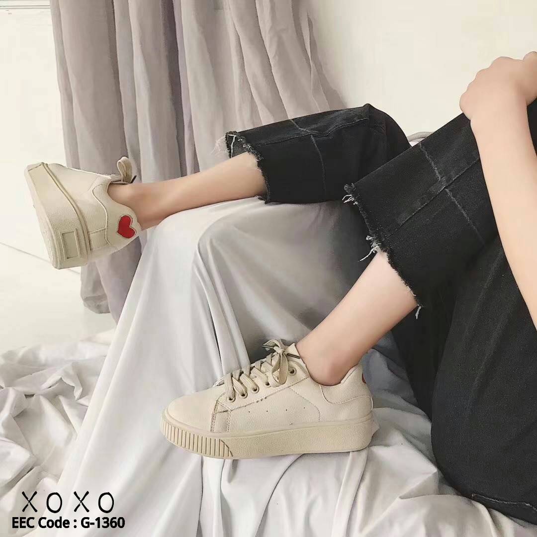 รองเท้าผ้าใบหนังปักลายหัวใจ (สีครีม)