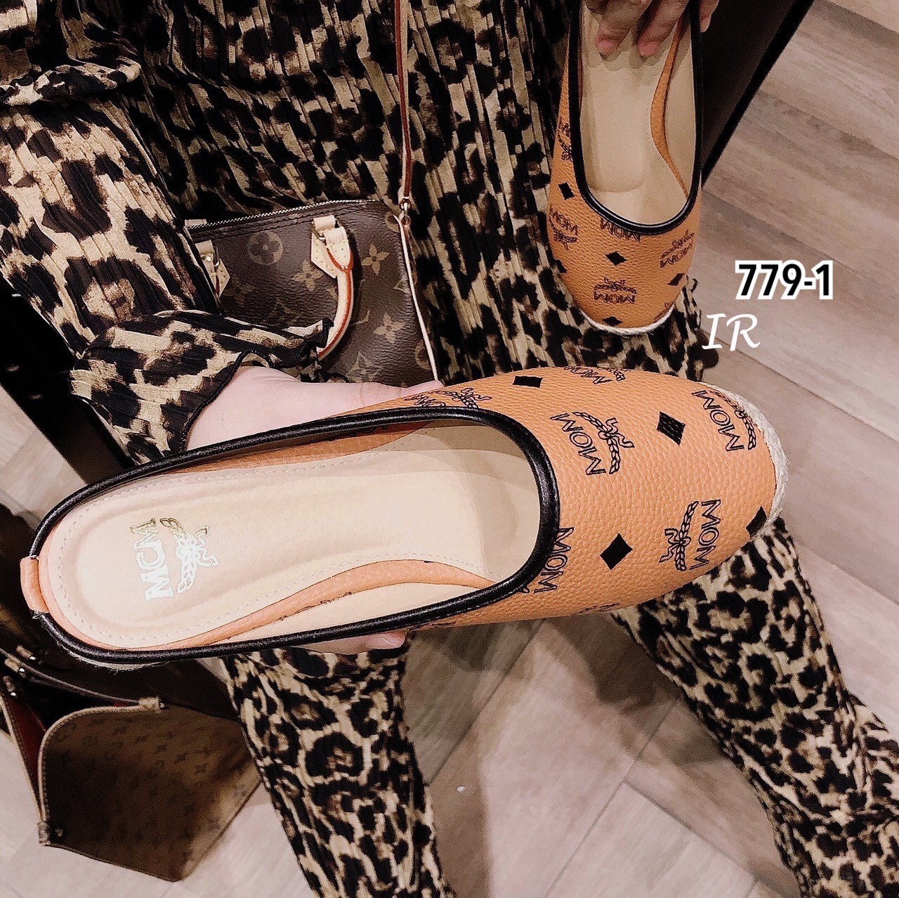 รองเท้าสลิปเปอร์แต่งลายแฟชั่น (สีครีม)