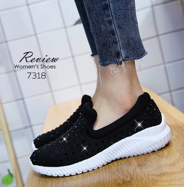 รองเท้าผ้าใบทรงสวมแต่งหมุด (สีขาว)