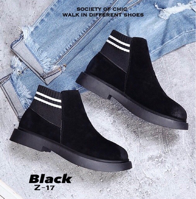 รองเท้าผ้าใบหนังกลับทรงถุงเท้า (สีดำ)