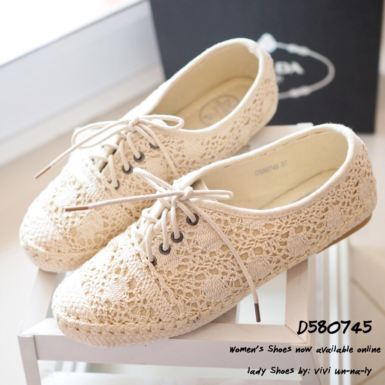 พร้อมส่ง : รองเท้าผ้าใบลูกไม้สไตล์วินเทจ (สีครีม)