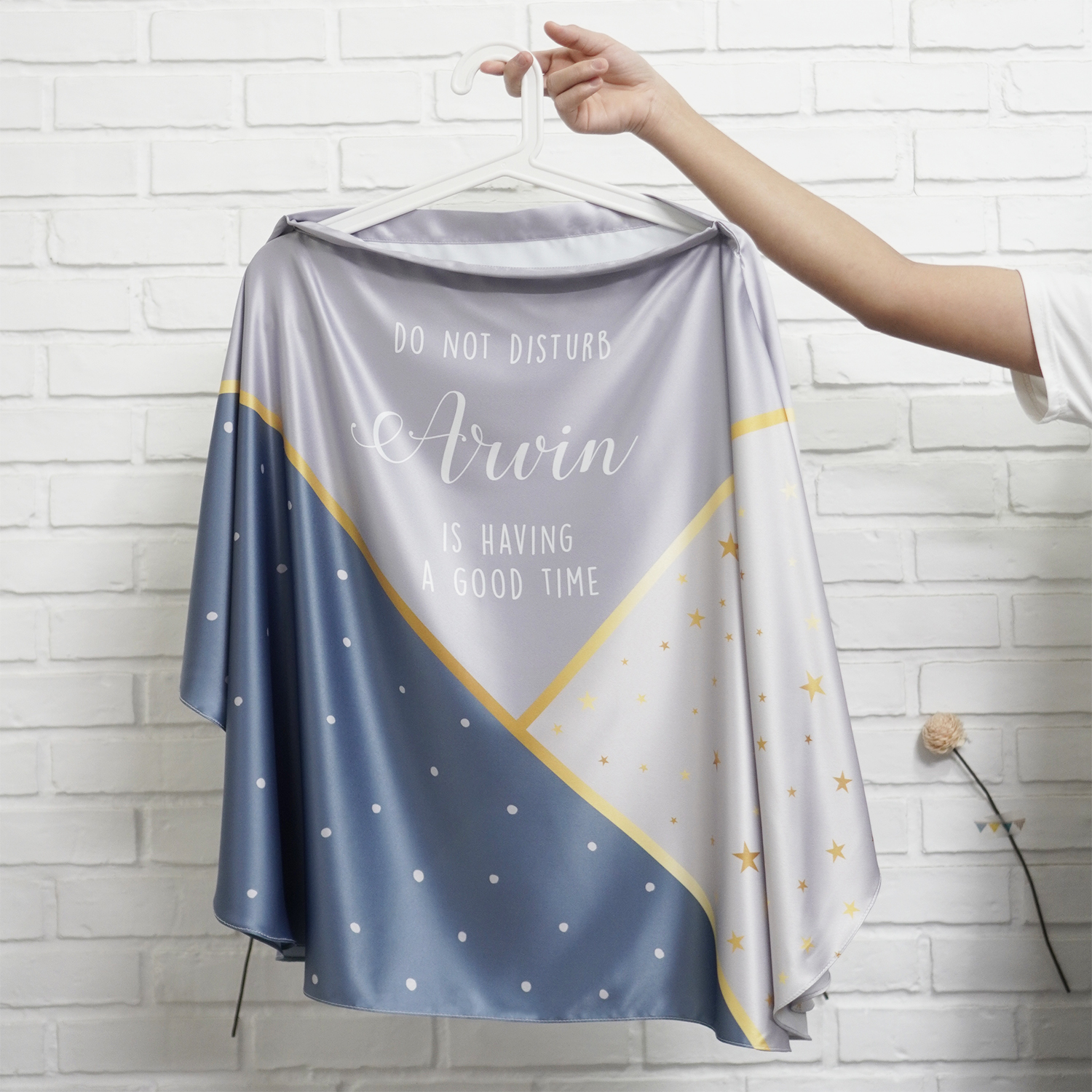 ผ้าคลุมให้นม สั่งทำใส่ชือ ลาย Triangle - Grey/Navy