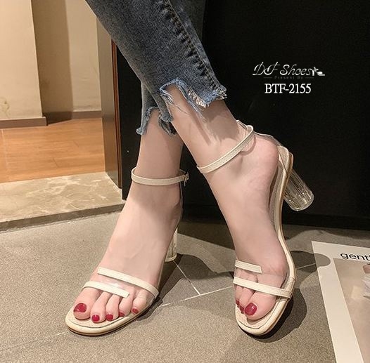 รองเท้าส้นแก้วอะคริลิคแต่งสายคาด (สีดำ)