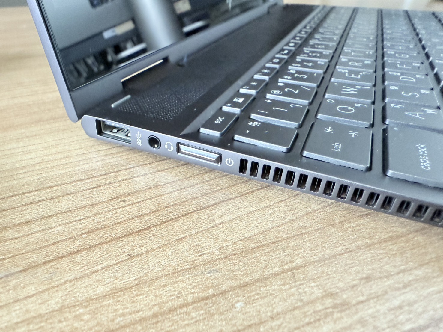 โน้ตบุ๊ค HP Envy x360 (Ryzen5 2500U/8GB/M.2 256GB) + Adapter จอ Bright เล็กน้อย มุมเครื่องกรอบจอบุบ