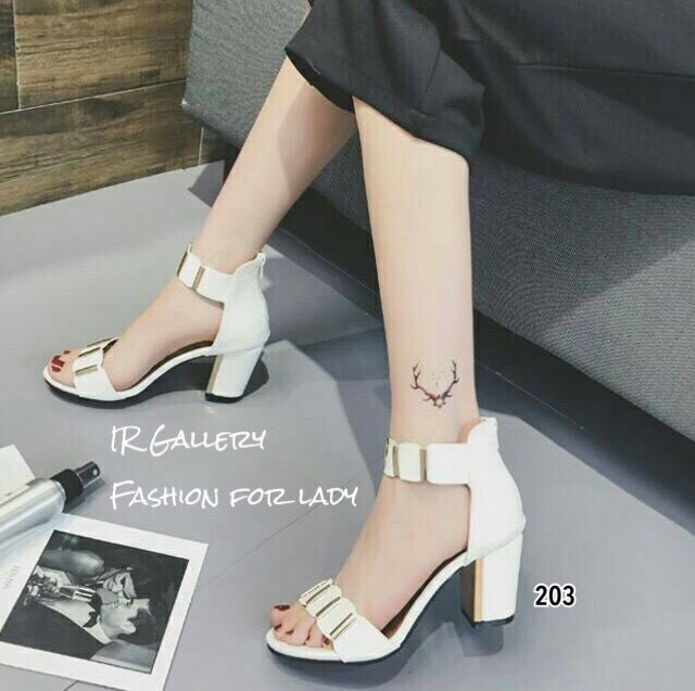 รองเท้าส้นสูงแต่งอะไหล่เมทัลลิต (สีดำ)