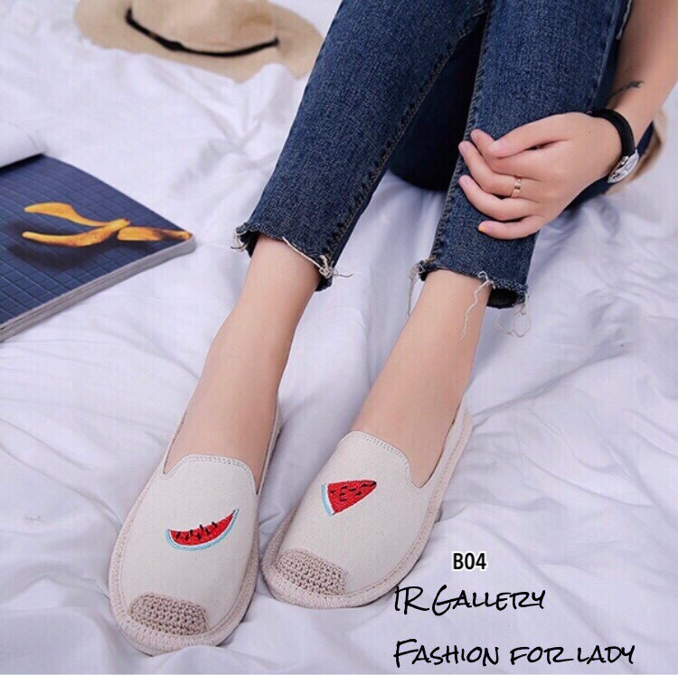 รองเท้าผ้าใบทรงสวมปักลายแตงโม