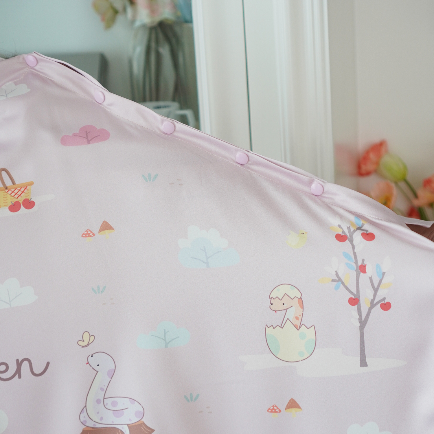 ผ้าคลุมให้นม 3in1 (รุ่นมีกระดุม ถอดโครงได้) แบบสั่งทำใส่ชื่อ ลาย Snakes in the garden - Pink