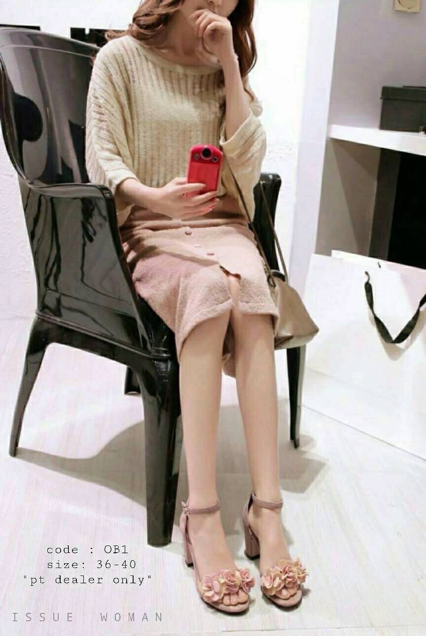 รองเท้าส้นตันแต่งดอกกุหลาบ (สีครีม)