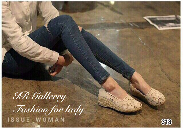 รองเท้าลูกไม้ส้นเตารีดโครเซต์ (สีดำ)