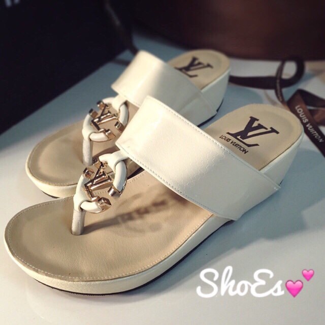 พร้อมส่ง : รองเท้าแตะลำลอง Louis Vuitton (สีครีม)