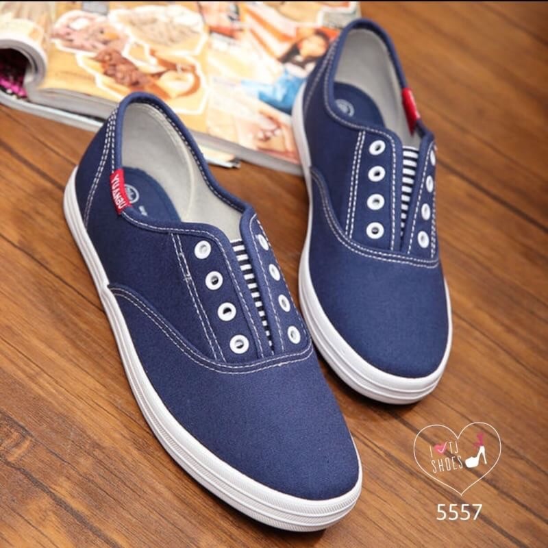 พร้อมส่ง : รองเท้าผ้าใบสีเรียบ (สีน้ำเงิน)
