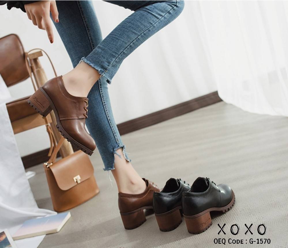 รองเท้าผ้าใบเสริมส้นทรง Oxford (สีดำ)