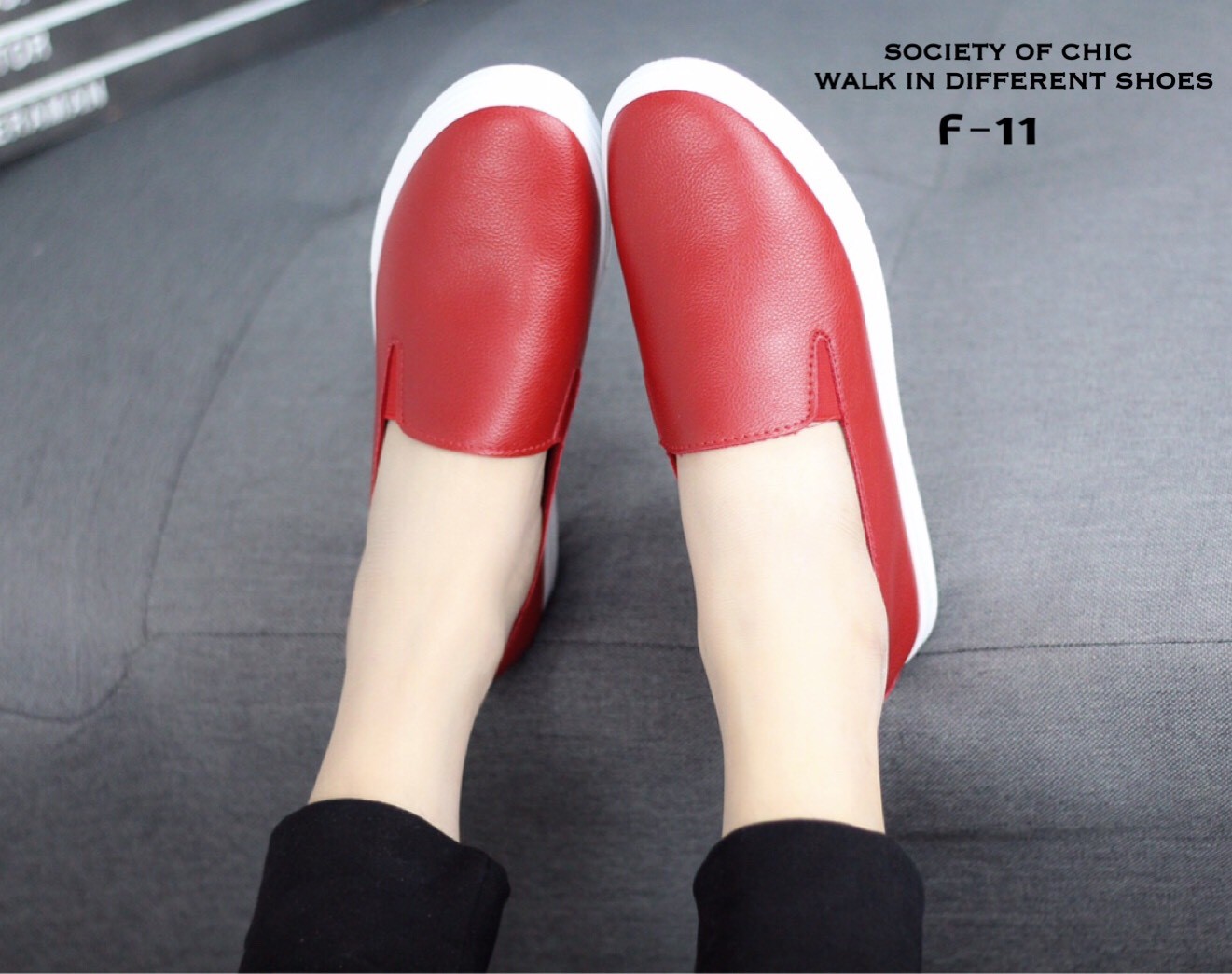 รองเท้าผ้าใบสวมแต่งแถบ (สีดำ)