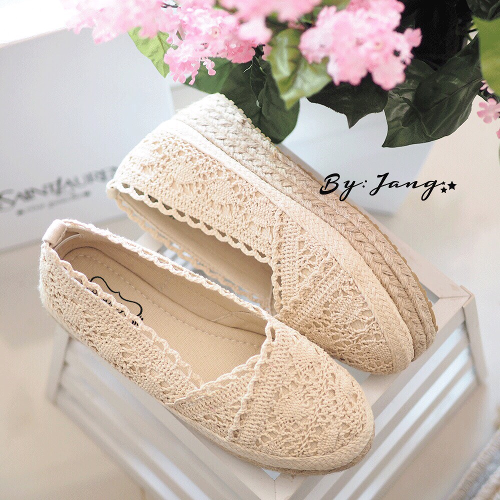 พร้อมส่ง : รองเท้าลูกไม้เสริมส้นวนปอ