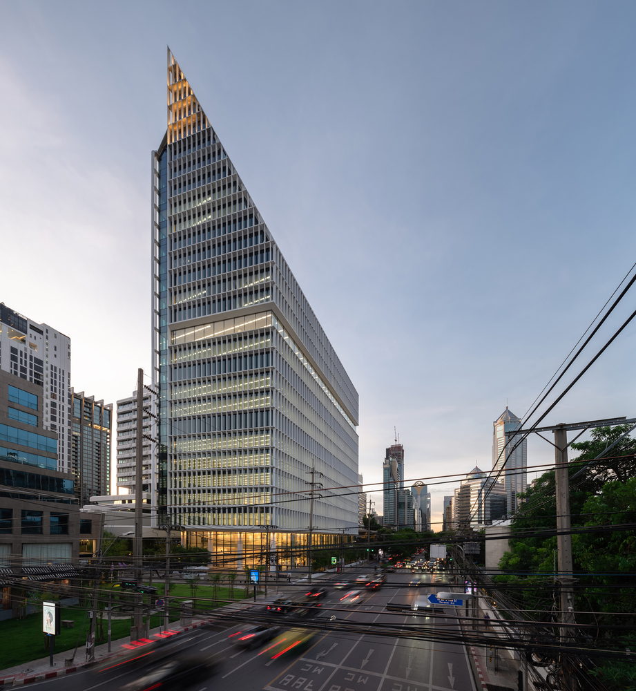 อาคารสำนักงาน 140 ไวร์เลส (140 Wireless) สำนักงานให้เช่า ย่านถนนวิทยุและถนนสารสิน ใกล้สวนลุมพินี เพียง 100 เมตร