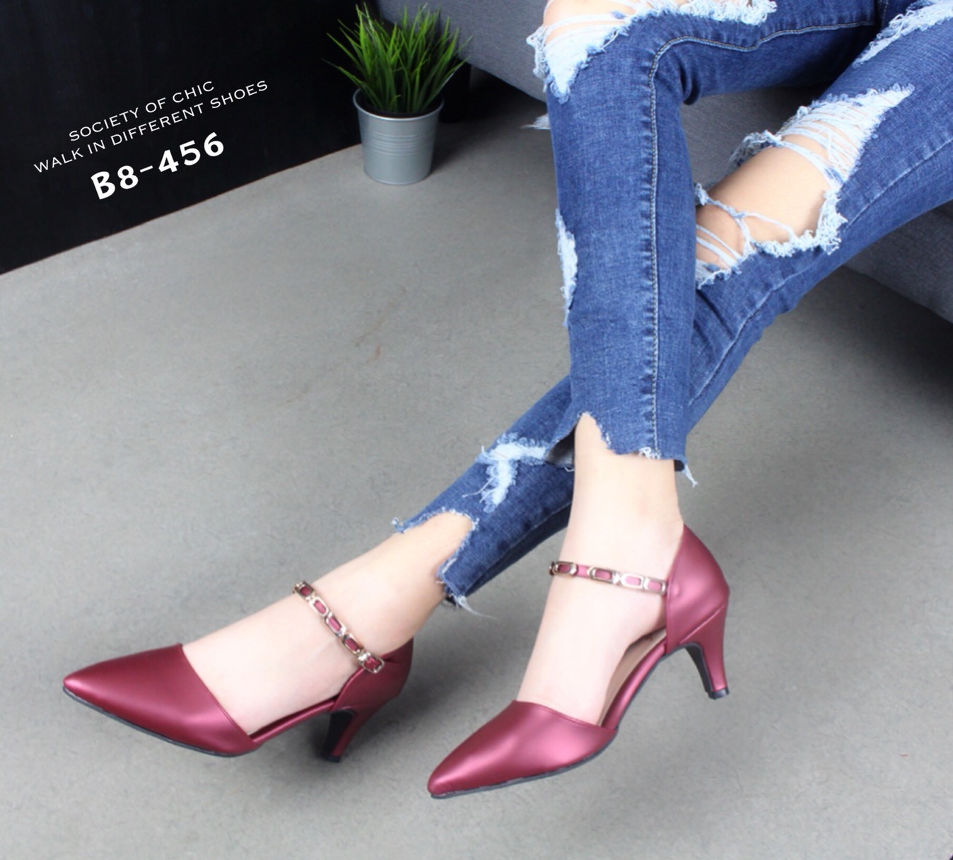 รองเท้าคัทชูส้นเตี้ยแต่งอะไหล่ (สีแดง)