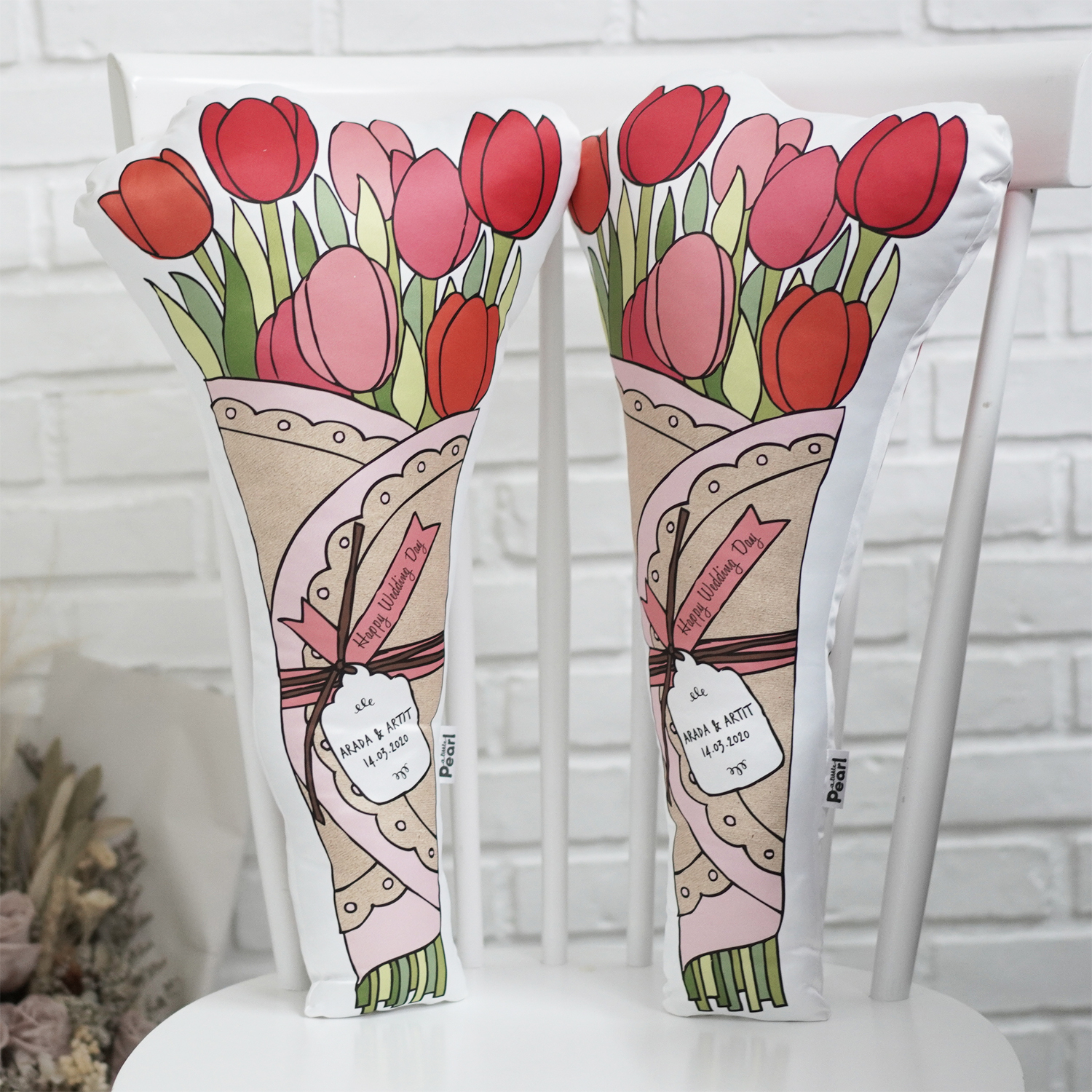 หมอนสั่งทำใส่ชื่อ ลาย Red Tulip Bouquet