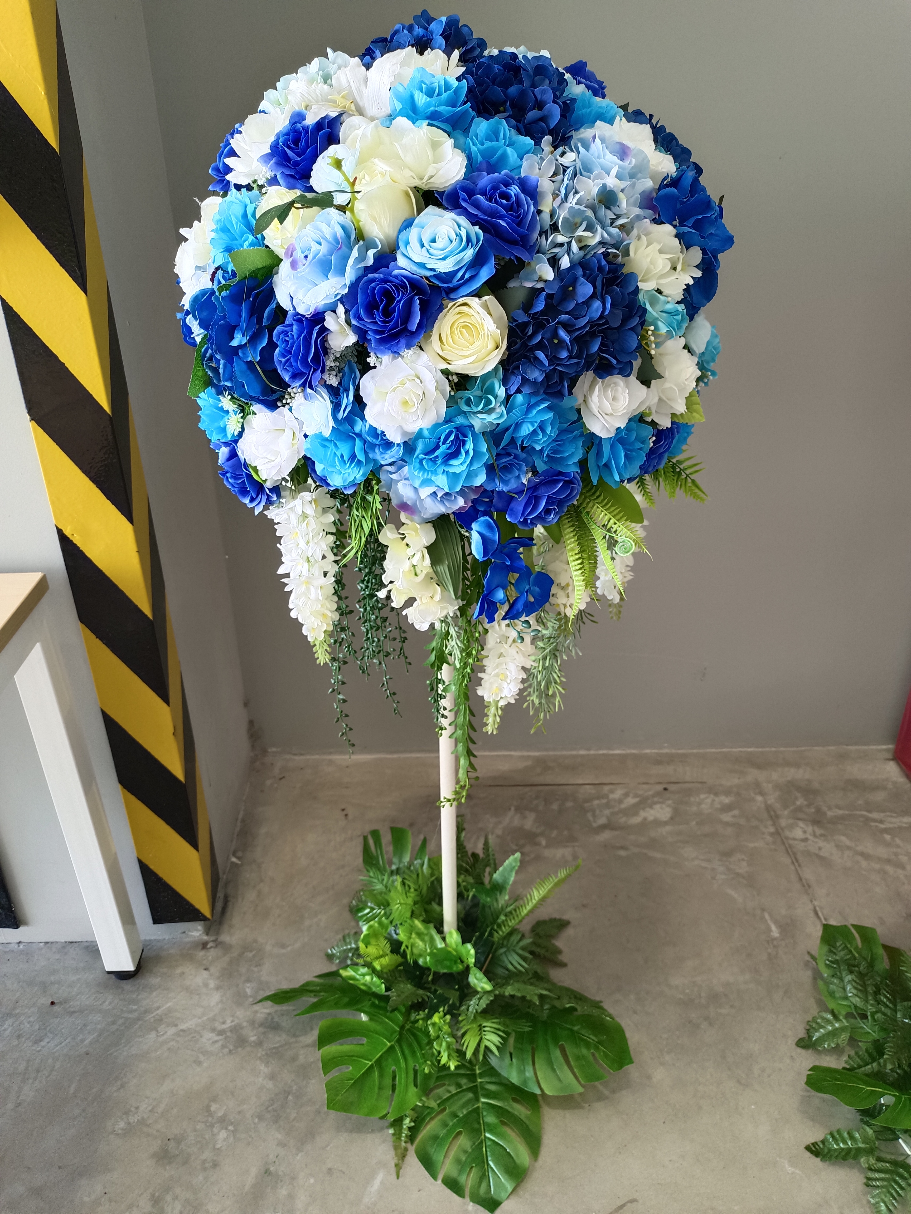 เสาตัดริบบิ้นดอกไม้ปลอม (สำหรับเช่า) RF110 - จำนวน 3 เสา (สำหรับคนตัด 2 คน)