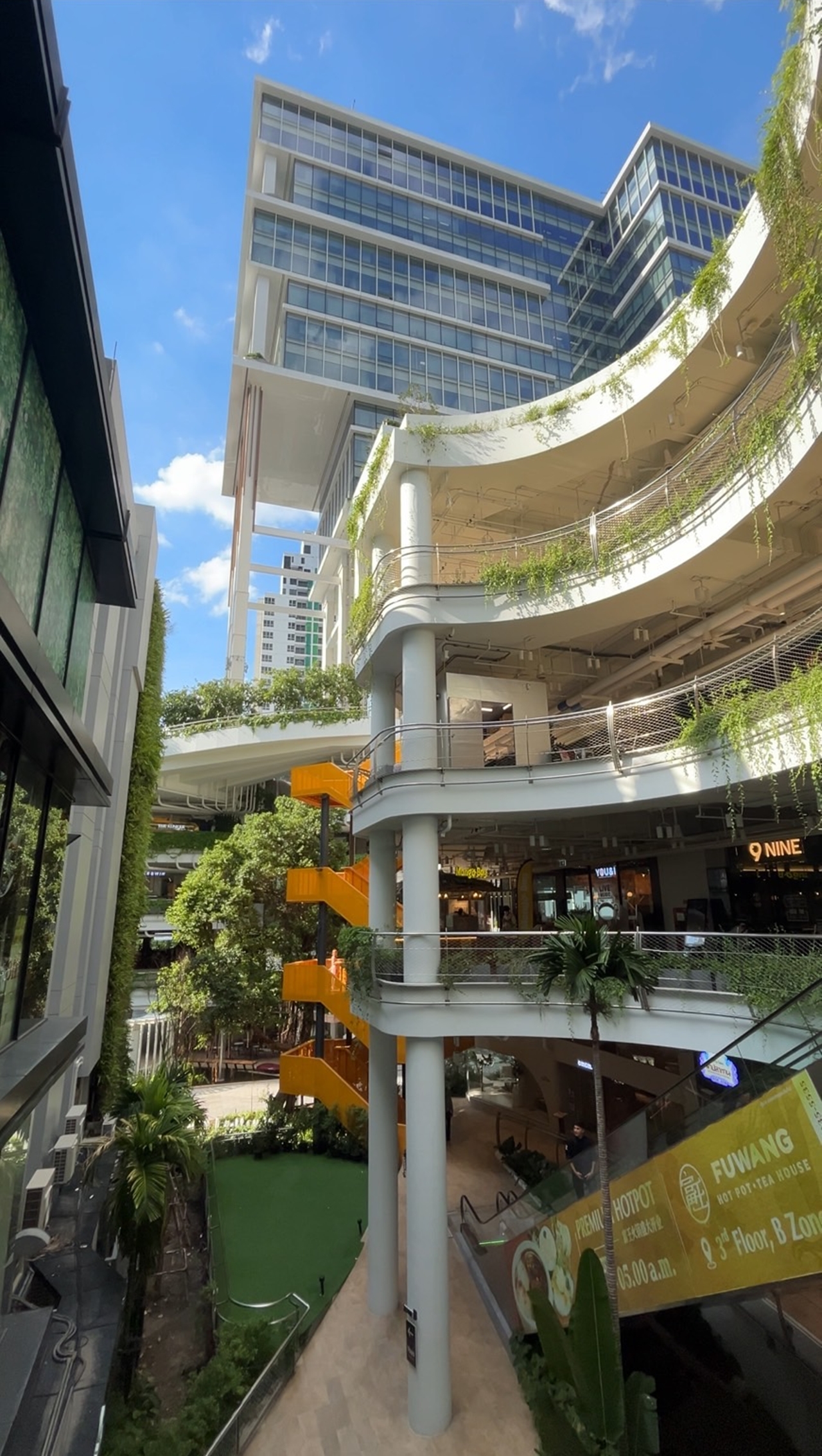 ทีเพลซ - มาร์เช่ ทองหล่อ (T PLACE - Marche' Thonglor) สำนักงานให้เช่าใจกลางทองหล่อ ซอยสุขุมวิท 55 กรุงเทพฯ ใกล้สถานีรถไฟฟ้า BTS ทองหล่อ 500 ม.