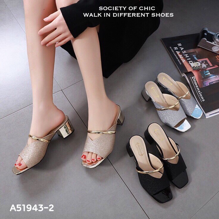 รองเท้าส้นเตี้ยเปิดส้นแต่งห่วงทอง (สีดำ)