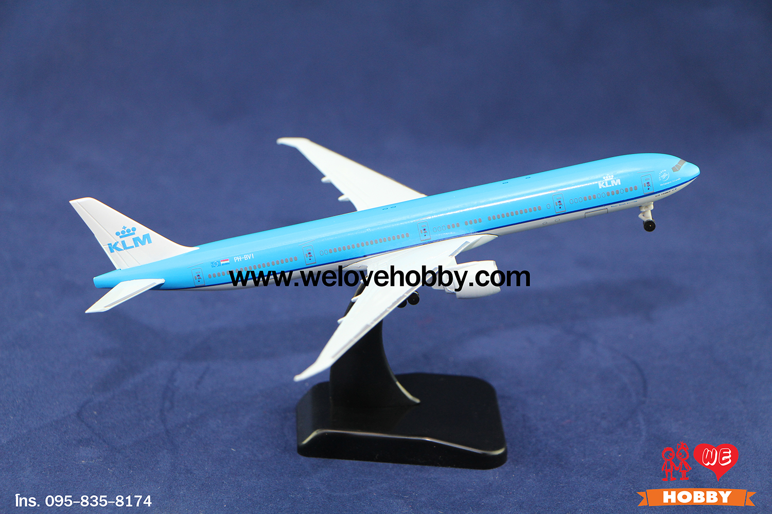 โมเดลเครื่องบิน KLM Royal Dutch Airlines (Boeing 777) เนเธอร์แลนด์ ไซส์กลาง แบบมีล้อเครื่องบิน (1:400)