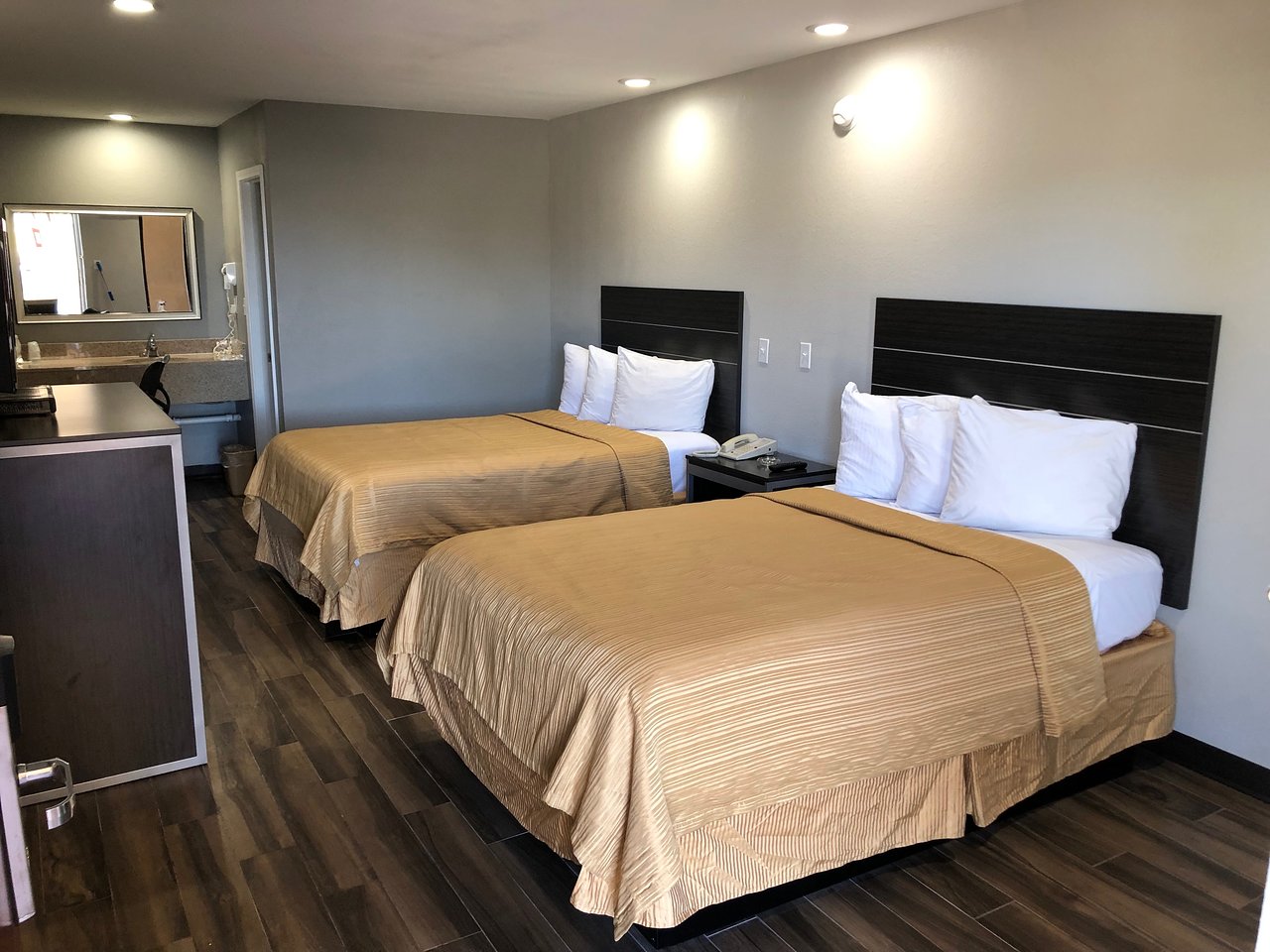 Hotel for sale in Saraburi, 109 rooms, next to the main road, Mittraphap Road, near Makro Saraburi Department Store, 450 meters.