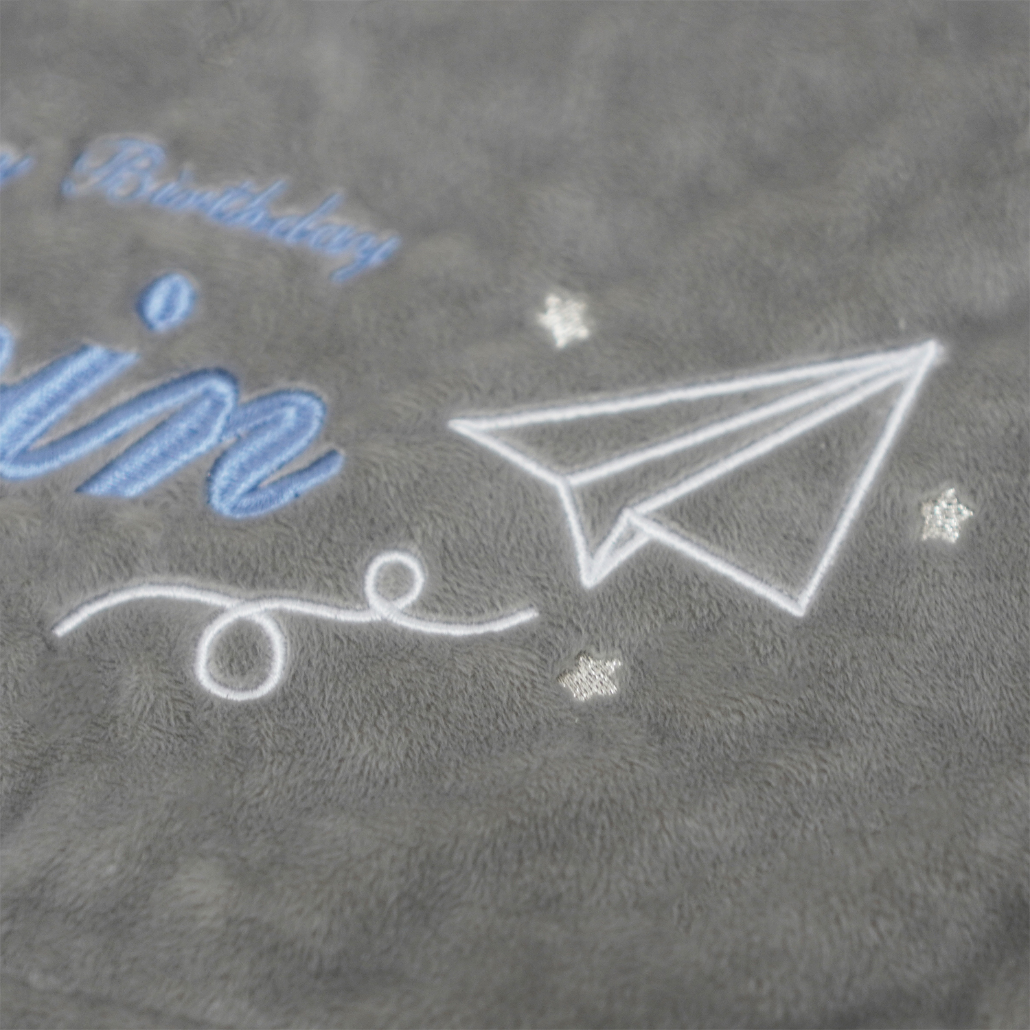 ผ้าห่ม Minky - สีเทา 75x100cm แบบปักชื่อ+icon - Paper plane