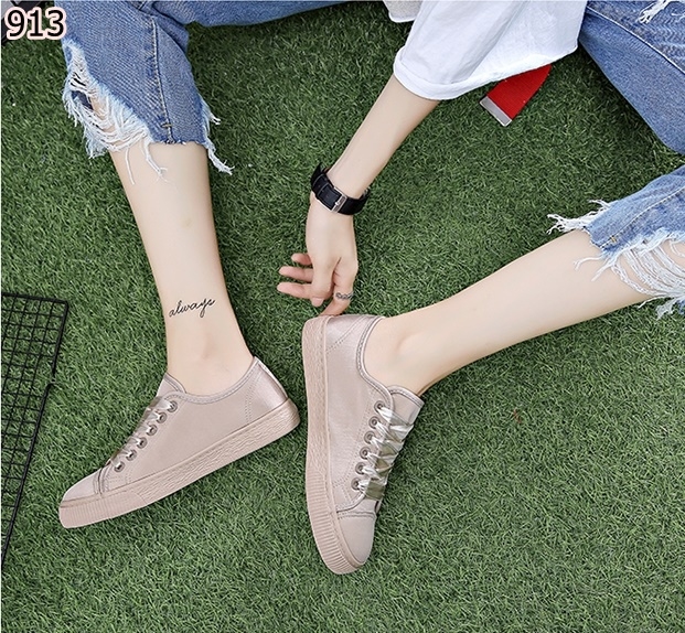 รองเท้าผ้าใบพียูลายดอกไม้ (สีครีม)