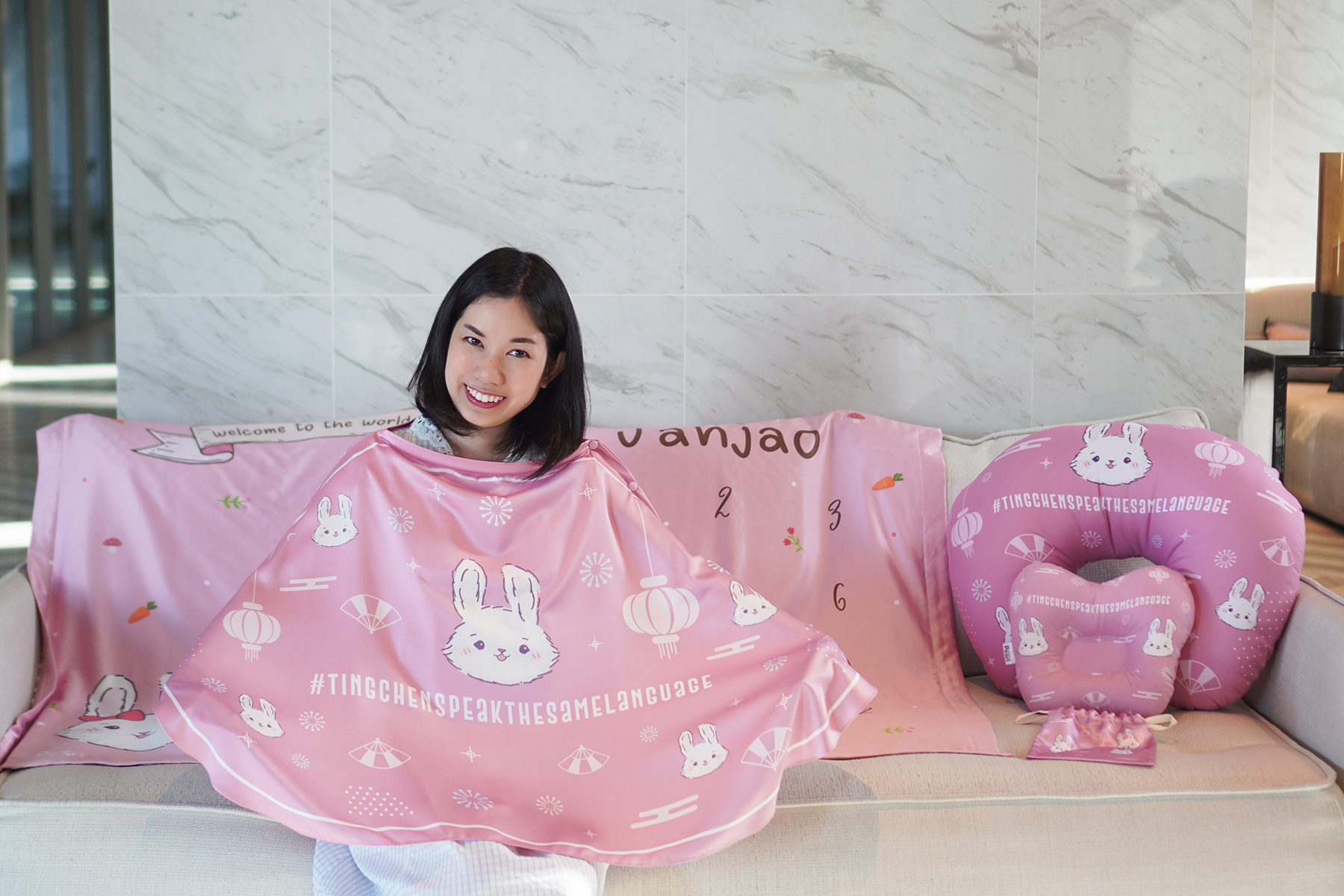 ชุดของขวัญเด็กแรกเกิด BP6 ผ้าห่ม ขนาด 100x150cm + ผ้าคลุมให้นม 3in1 + หมอนรองให้นม + หมอนหลุม ลาย Rabbit with Carrot - Pink