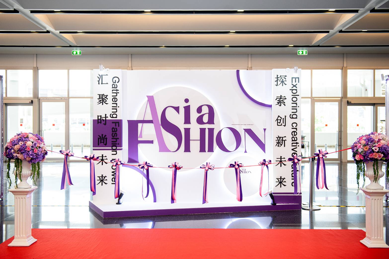 ตัวอย่างเสาตัดริบบิ้นดอกไม้ปลอมโทนสีชมพูม่วง งาน Asia Fashion