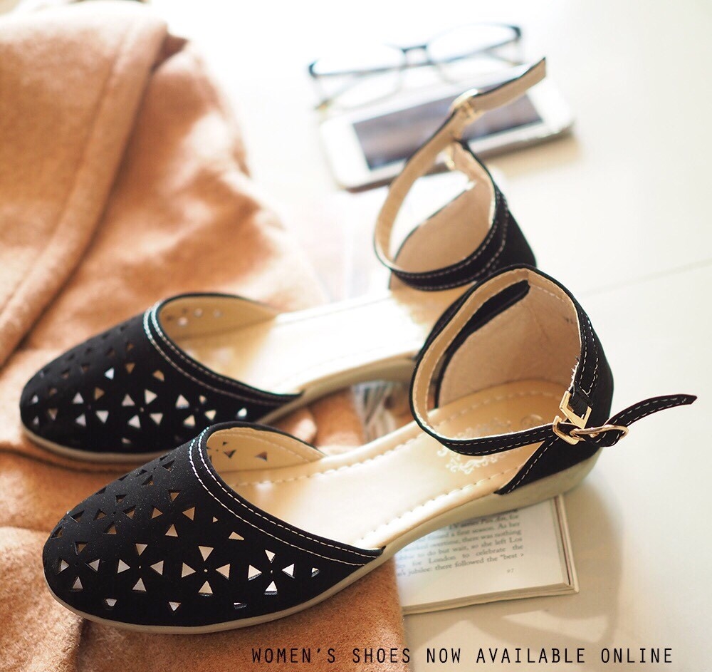 พร้อมส่ง : รองเท้าส้นแบนรัดส้นฉลุลาย