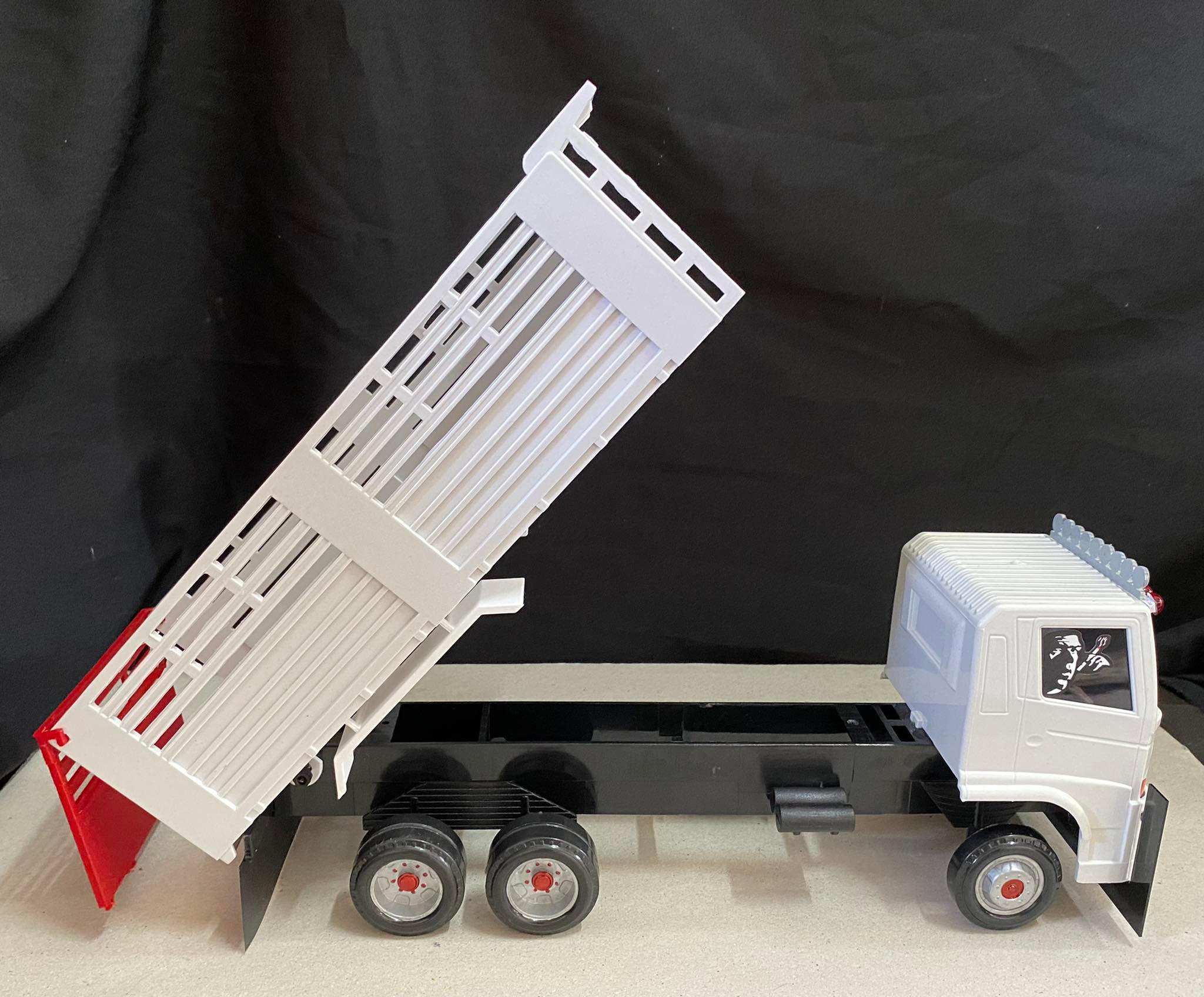 รถดั้มแต่งขาวแดง โมเดลรถสิบล้อแต่ง 1/24