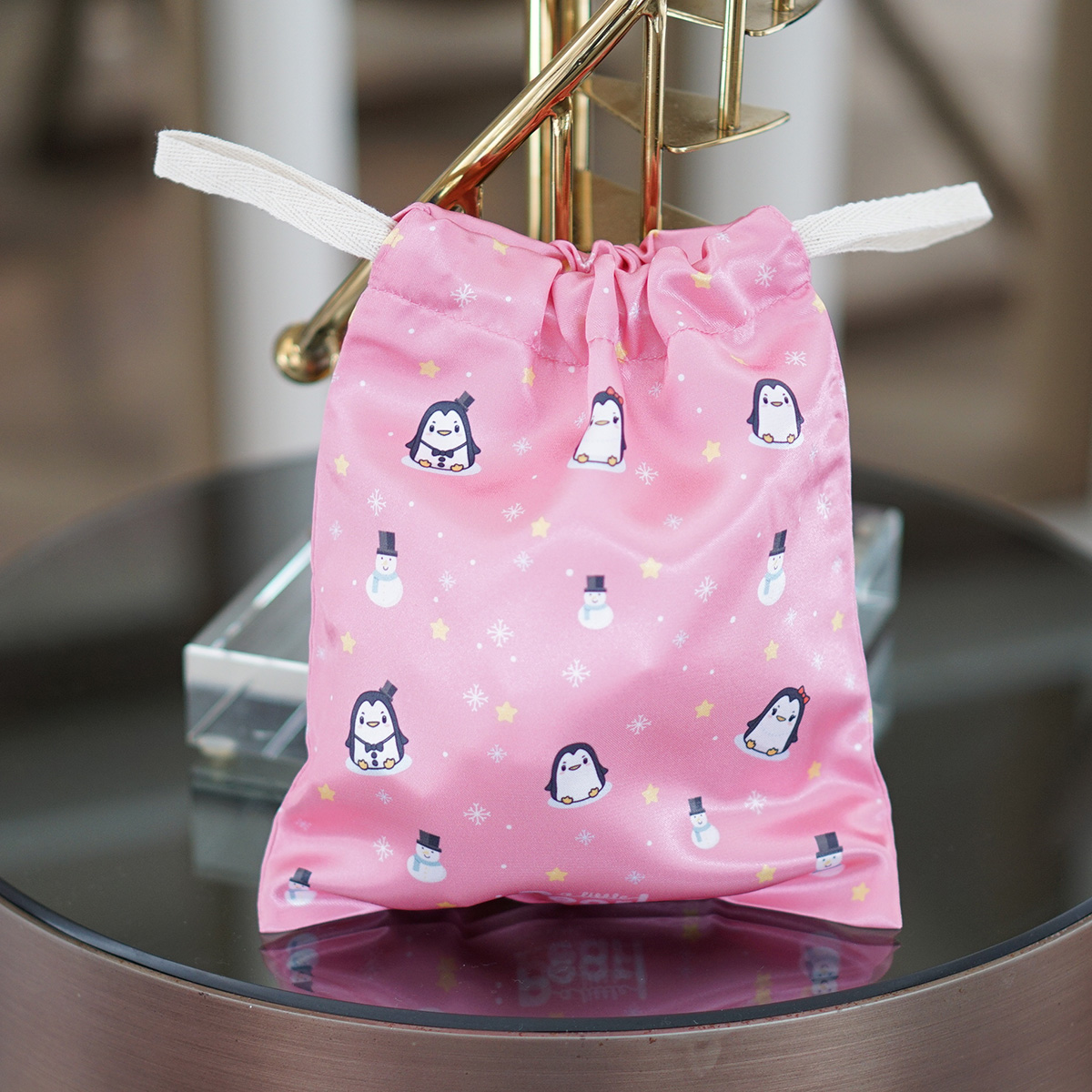 ผ้าคลุมให้นมพร้อมส่ง ลาย Penguin - Pink