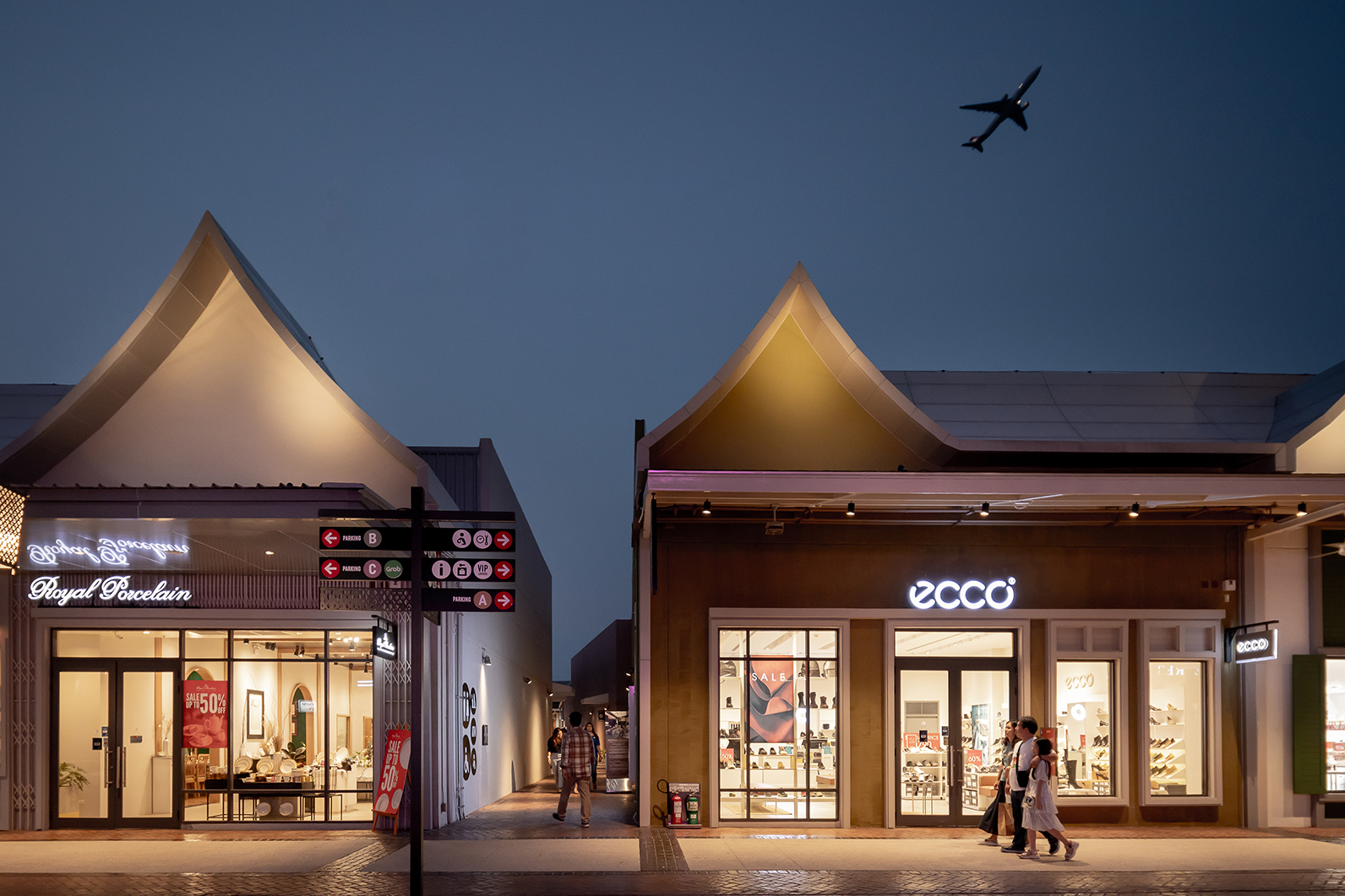 ยกระดับธุรกิจของคุณ ด้วยออฟฟิศสุดพรีเมียม ทำเลศักยภาพ ใกล้สนามบินสุวรรณภูมิ ที่ "เซ็นทรัล วิลเลจ - ลักชัวรี่ เอาท์เล็ต กรุงเทพฯ | Central Village - Bangkok Luxury Outlet."