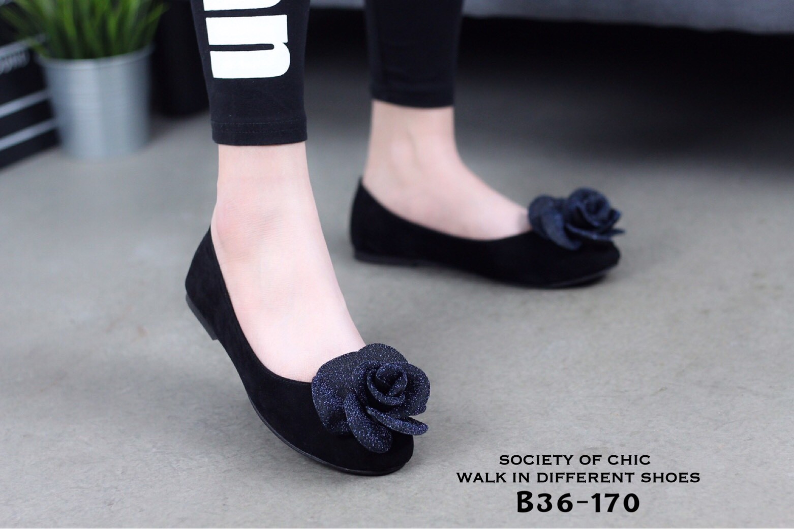 รองเท้าคัทชูส้นแบนแต่งดอกไม้วิ๊ง (สีดำ)