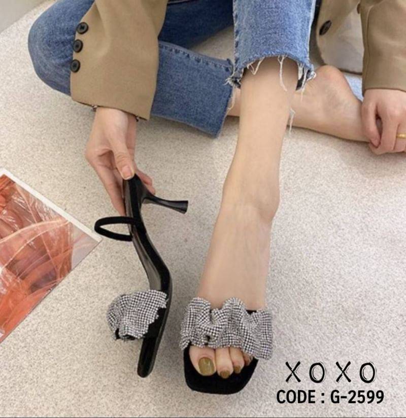 รองเท้ารัดส้นแต่งสายคาดลาย