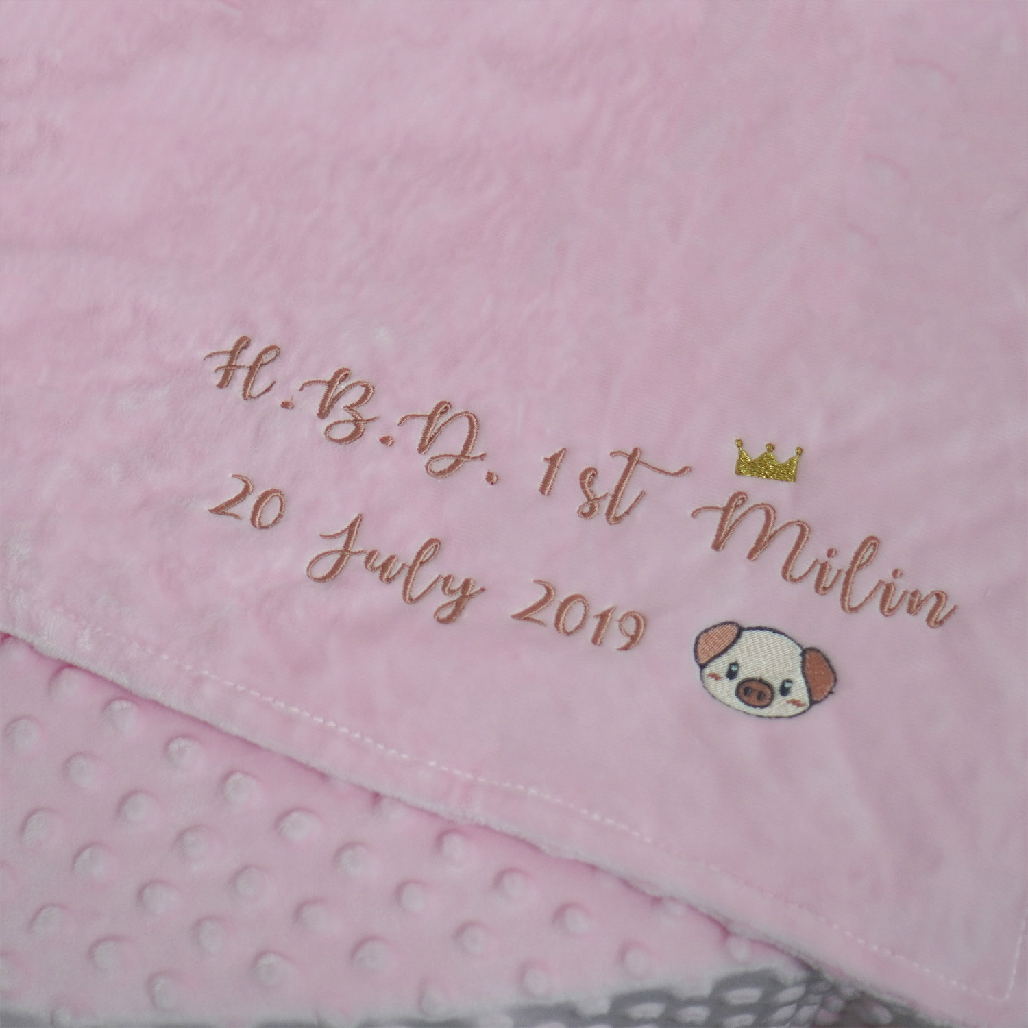 ผ้าห่ม Minky - สีชมพู 75x100cm แบบปักชื่อ+การ์ตูน - Pig