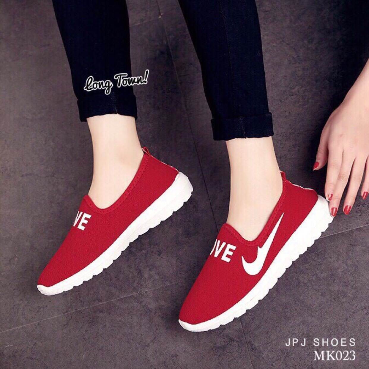 รองเท้าผ้าใบสไตล์ Nike Slip On (สีดำ)