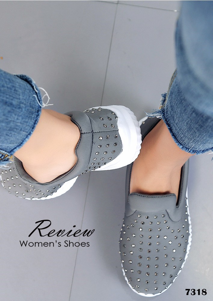 รองเท้าผ้าใบทรงสวมแต่งหมุด (สีขาว)