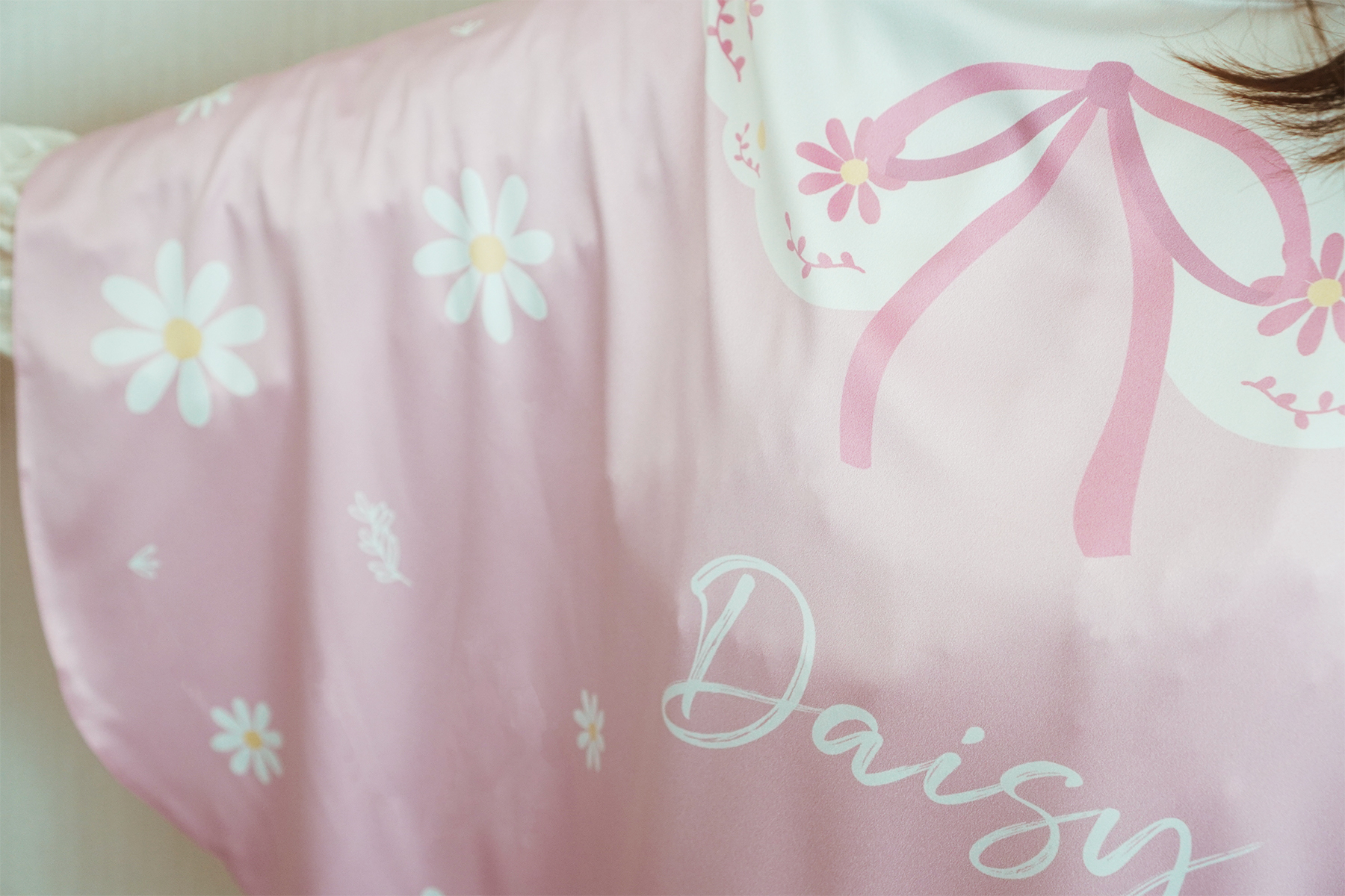 ผ้าคลุมให้นม 3in1 (รุ่นมีกระดุม ถอดโครงได้) แบบสั่งทำใส่ชื่อ ลาย Daisy - Pink