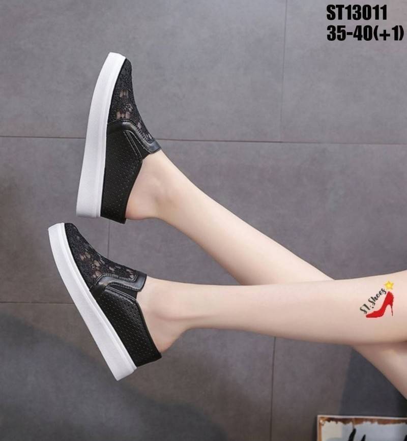 รองเท้าผ้าใบเปิดส้นแต่งลายลูกไม้ (สีดำ)