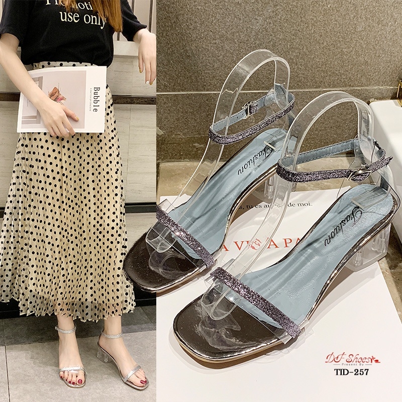 รองเท้าส้นเตี้ยรัดข้อส้นใส (สีเทา)