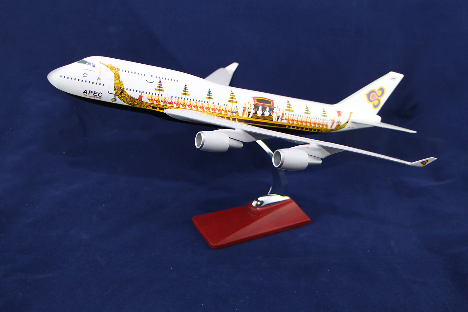 โมเดลเครื่องบินการบินไทย Thai Airways ลายเรือสุพรรณหงส์(หริภุญชัย) (Boeing 747-400) ลำใหญ่